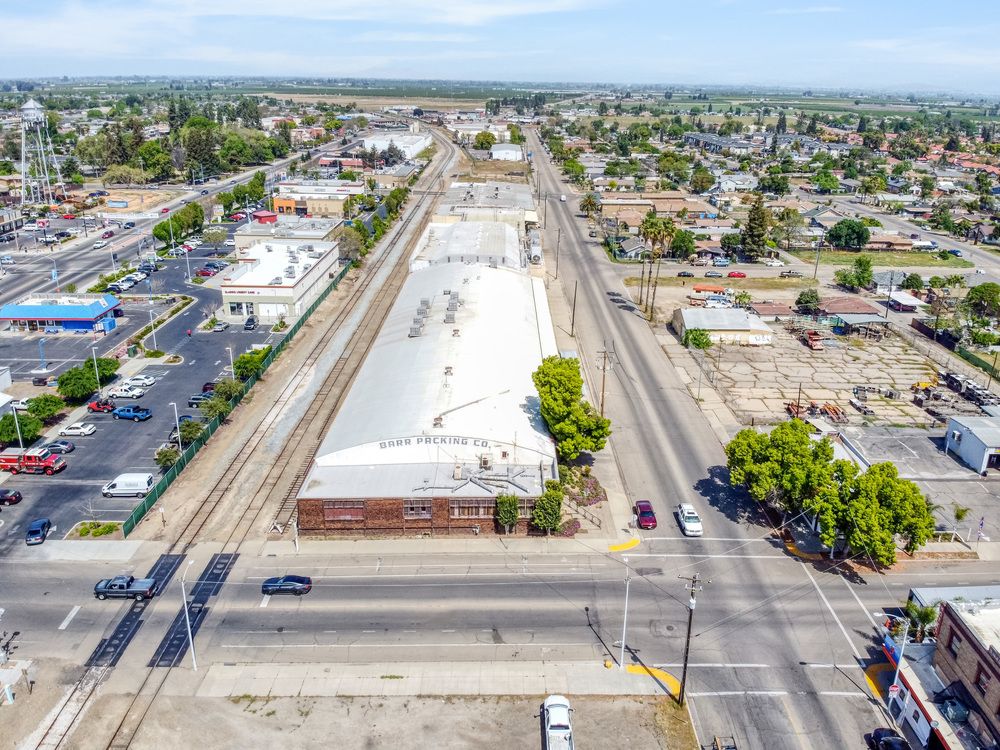 ±86,000 SF High Exposure Industrial Building on 2.42 Acres : 661 L St, Sanger, CA 93657